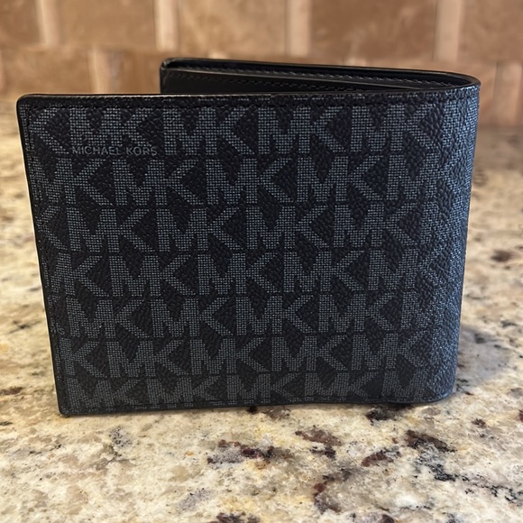 Brand new Michael Kors men’s wallet with tag. - Picture 5 of 8